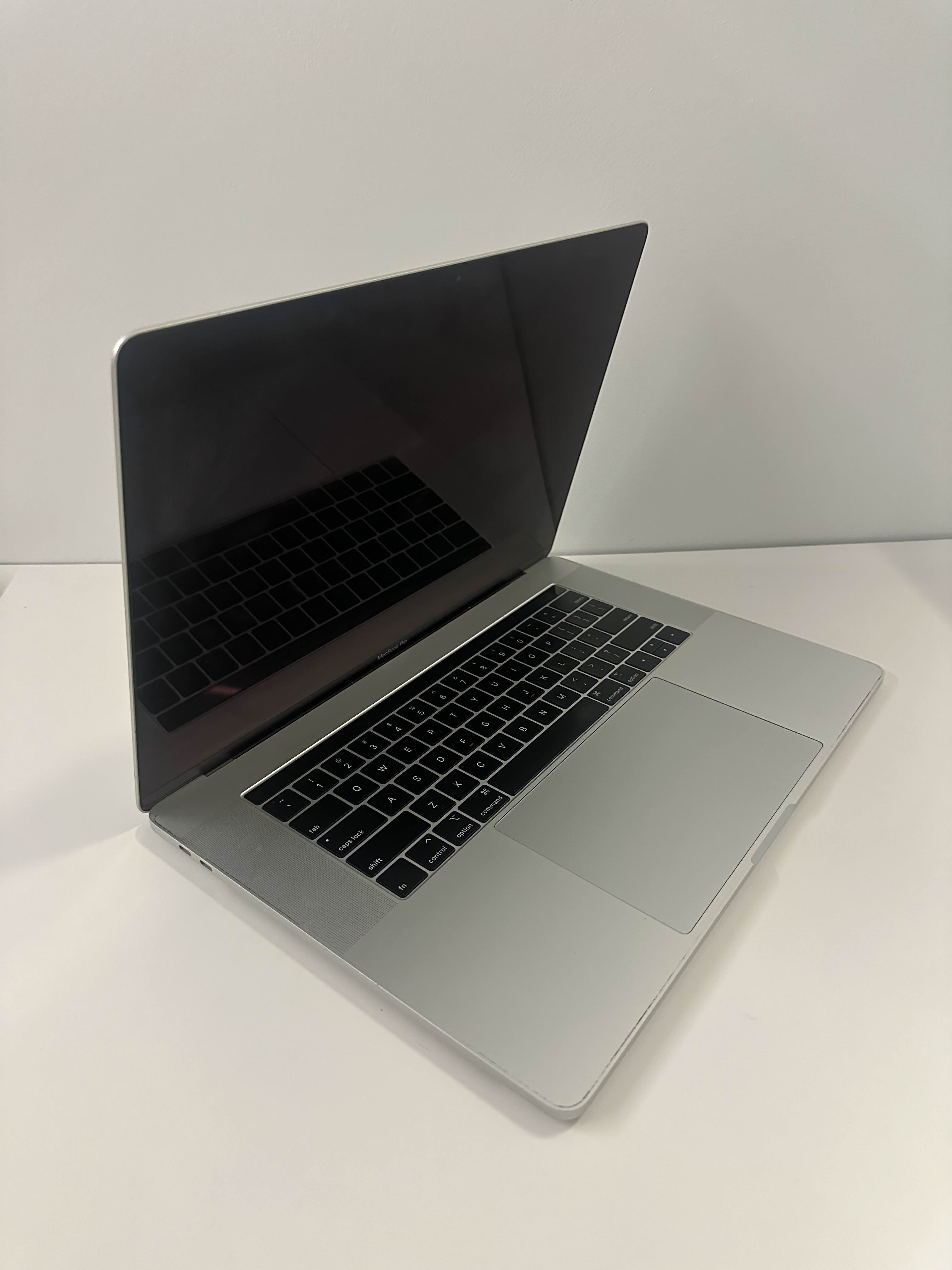 MacBook Pro 2018 - 2.4 GHz 8-Core Intel Core i9-9980HK